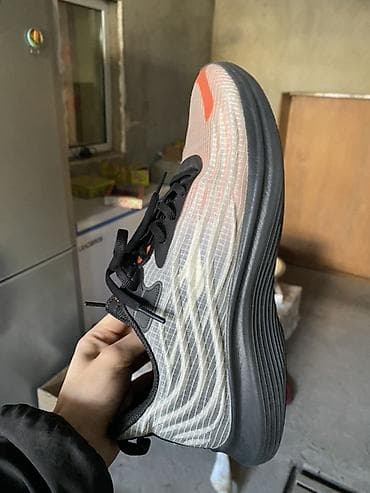 линиг кроссовки: Мужские кроссовки с черной подошвой и верхом из дышащей сетки. Модель — 5