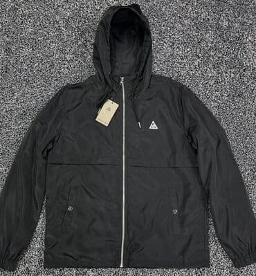 военный дождавик: Лёгкая черная ветровка с капюшоном и молнией по всей длине — 1