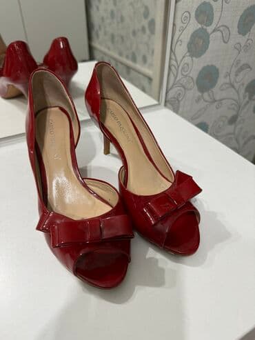 Натуральная кожа 
состояние хорошее