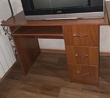 Компьютерный стол б/у, в хорошем состоянии — 1