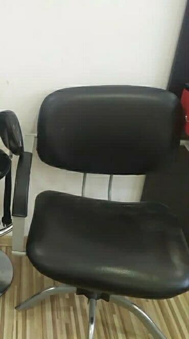 Продаю. золотистый кресло для мастера педикюр 2000 сом. кресло серым