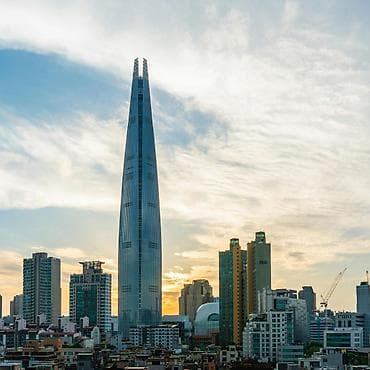 по металу: Современный небоскреб с характерной сужающейся формой, возвышающийся — 1