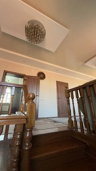 дом вост: 📍ул. Макмал 🔘4-комнаты 🔘2 этажа 🔘296,8м² Продаётся двухэтажный дом — 4