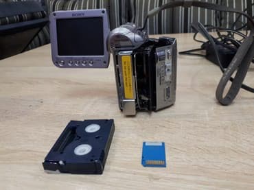 видео регистратор на машину: Видеокамера Sony. записывает на кассету и флешку. можно носить в — 2