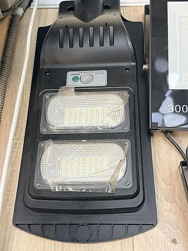 Светодиодный уличный светильник на солнечной батарее с датчиком