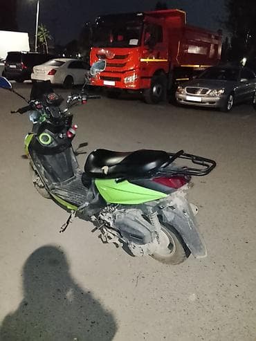 bmb 39: Скутер/мопед городского типа, ярко‑зелёный с чёрными элементами — 4