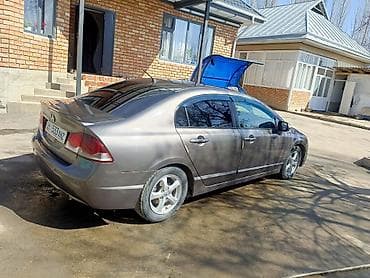 Honda Civic седан (8‑е поколение), серый металлик. - Кузов: 4‑дверный