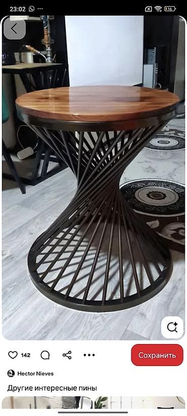 Дизайнерский столик с круглой деревянной столешницей и металлическим