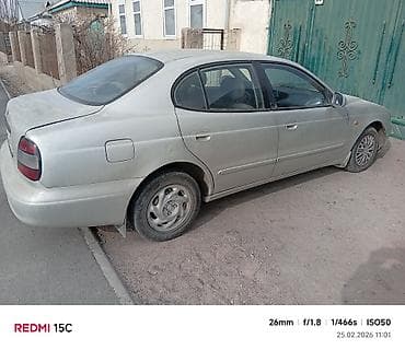 Другие автомобили: Седан серебристого цвета, 4 двери. Кузов с плавными линиями — 1