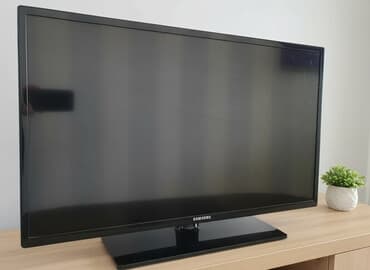 ноутбук aser: Телевизор Samsung, диагональ около 32" (визуально). - Плоская — 1