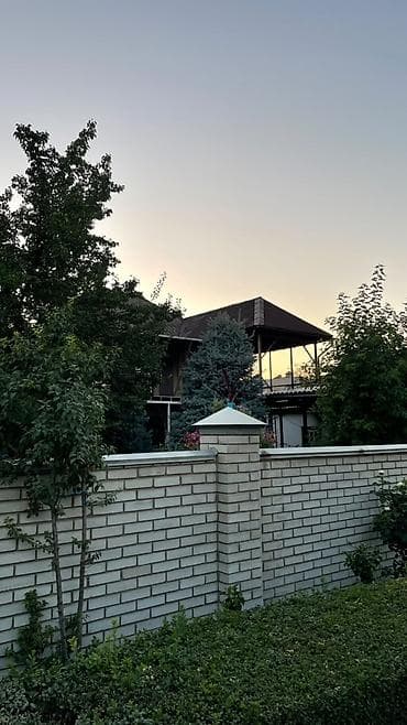 Жер тилкелери: Продаётся жилой дом с большим озеленённым участком. - Дом: два — 1