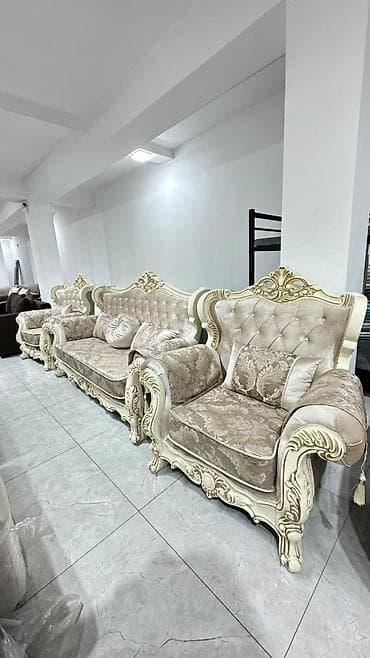 Роскошный комплект мягкой мебели в классическом стиле барокко/рококо at lalafo.kg Роскошный комплект мягкой мебели в классическом стиле барокко/рококо