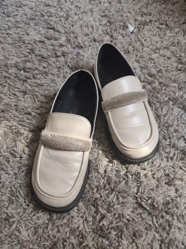 приму женские вещи в дар: Корейские лоферы в школу для девочки с декоративным ремешком — 1