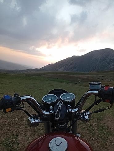 Suzuki: Мотоцикл Suzuki, дорожный/универсальный класс, красный цвет — 5