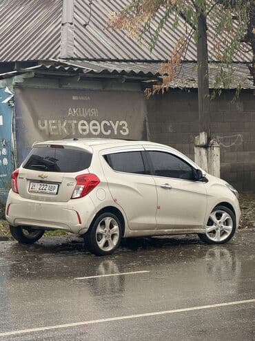 Chevrolet Spark: 2016 г., 1 л, Автомат, Бензин, Хэтчбэк