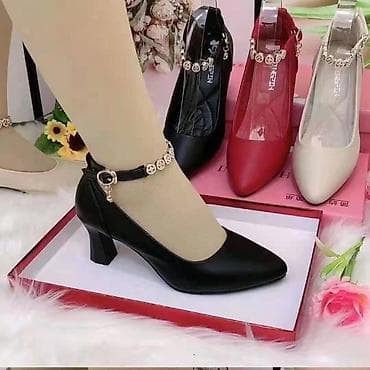 свадебная женская обувь: Женские туфли-лодочки на среднем каблуке с ремешком и декоративной — 2