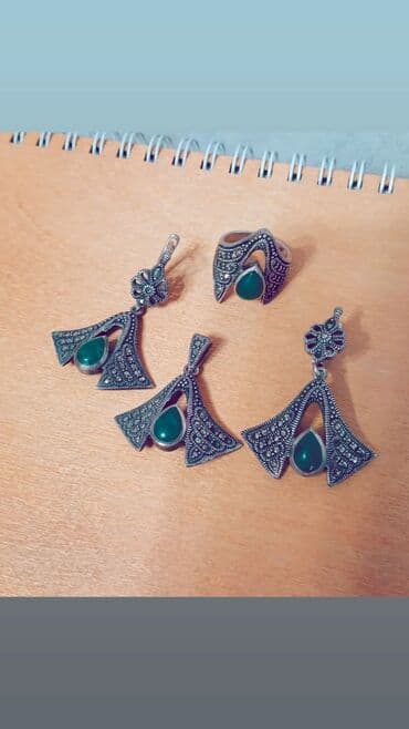 золотой набор с изумрудом: Элегантный комплект ювелирных изделий, включающий пару серег и кольцо — 1