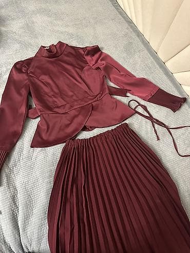 с мехом чернобурка с: Костюм с юбкой, Модель юбки: Плиссе, Макси, Made in KG, Стандарт — 1