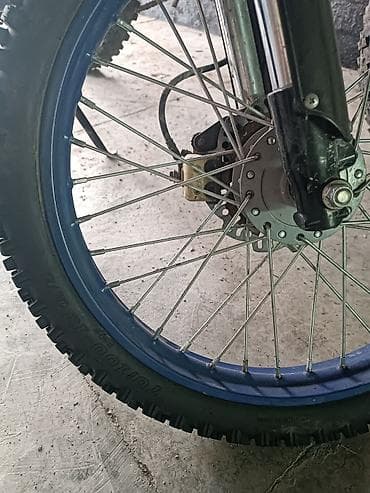 мотоциклы горные: Эндуро/кроссовый мотоцикл с офроуд‑подвеской и агрессивной резиной — 8