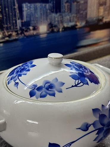 печка электронная: Фарфоровая супница с крышкой в отличном состоянии. - Материал — 3