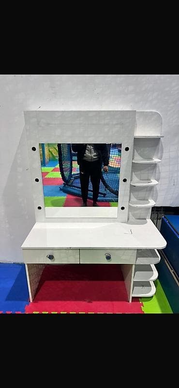детский туалетный столик: Визажный детский стол с подсветкой Б/У Гримерные/аквагрим-станции для — 2