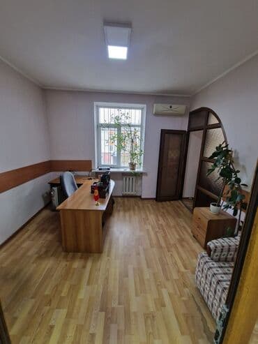 продаю офис 107 м² с ремонтом с мебелью административное здание 1 этаж: Сдаю Офис, 52 м², С оборудованием — 4