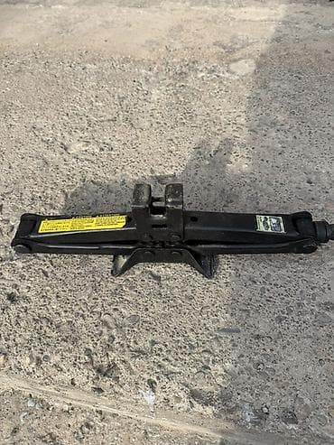 домкрат на авто: Продаю домкрат на Тойота Аллион,, ц 1500с - Тип: механический — 2