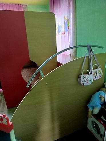 двухъярусная кровать с шкафом: Двухъярусная детская кровать, Б/у, ЛДСП, цвет - Красный — 2