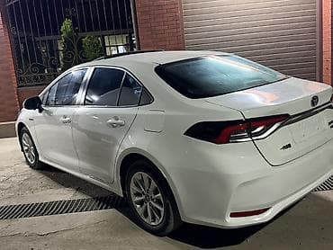 противен: Toyota Corolla: 2022 г., 1.8 л, Вариатор, Гибрид, Седан — 4