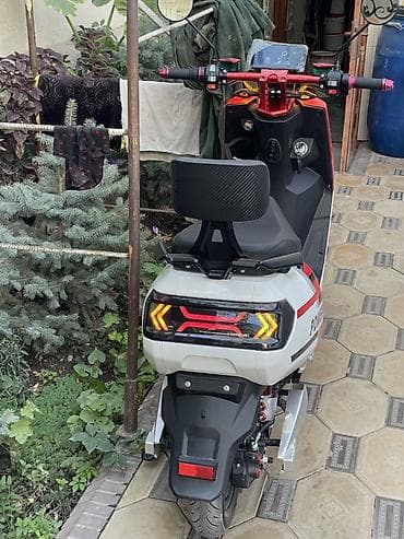 взрослый электрокар: Электроскутер (красно‑белый) в спортивном стиле - Электропривод — 7