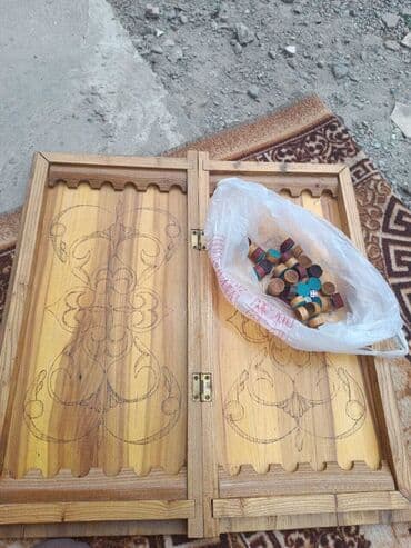 набор фишек для покера: Раскладные нарды из светлого дерева с вырезанным орнаментом на — 1