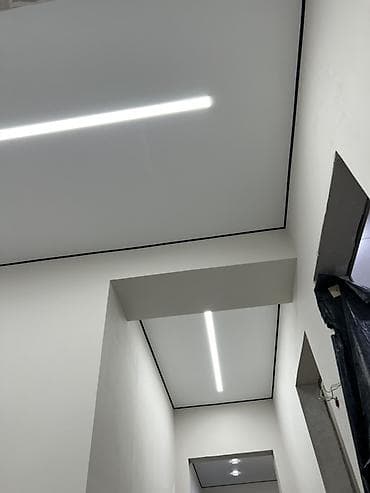 intel xeon e5: Натяжные потолки с интегрированными световыми линиями - Современные — 1