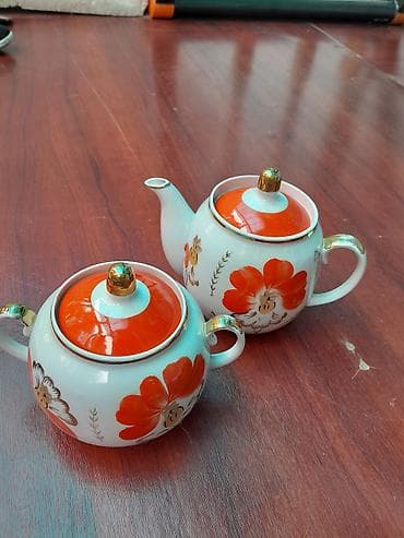Фарфоровый чайный набор из 2 предметов: - Чайник с крышкой - Сахарница