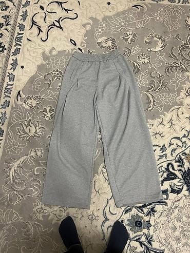Серые спортивные брюки свободного кроя унисекс обменяюсь на черный at lalafo.kg Серые спортивные брюки свободного кроя унисекс обменяюсь на черный