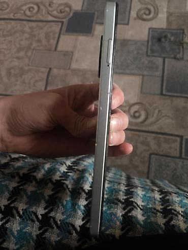 Смартфон с экраном ~ (плоский, с центральным вырезом под фронтальную