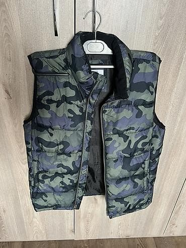 стеганый: Стеганый жилет GAP Kids, размер XL. На 10-12 лет. Камуфляжный принт — 3