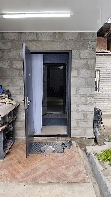пол дом район пишпек: Продаю полдома под бизнес с участком 2сотки. район Пишпек. Рядом — 1