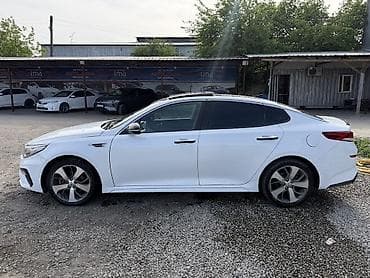 посадка машины: Белый седан бизнес-класса с динамичным дизайном и спортивными — 2