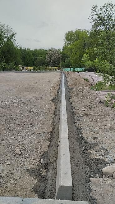 Устройство бортового камня (бордюра) и лотков для водоотвода -