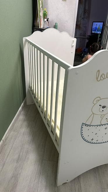 sofa bed: Детская кроватка с бортиками, белая, с милым рисунком трех медвежат и — 2