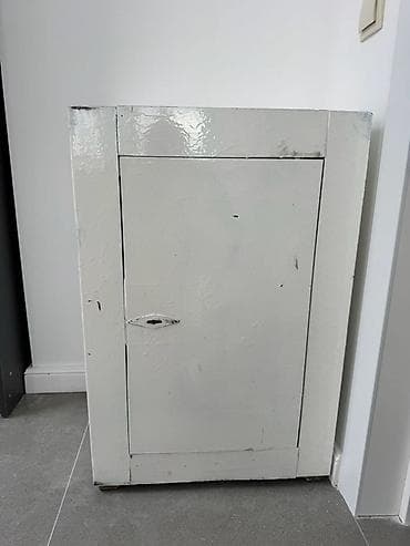Сейфтер: Кире бериш үчүн шкаф, Колдонулган, Күзгүсүз, Жыгач — 2