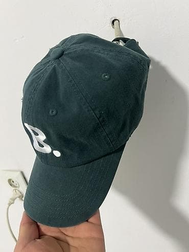 Жеке буюмдар: Кепка, Бейсболка, Калканчы: Ийилген, Саймасы менен — 3