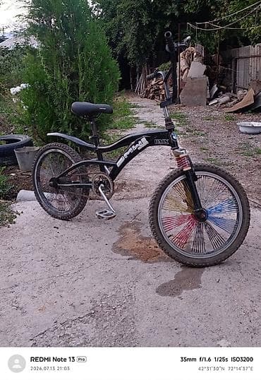 BMX-велосипед с оригинальной рамой и высокими руль-стойками