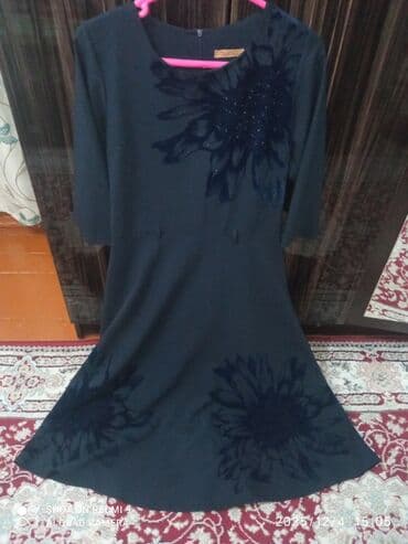 Женская одежда – набор из трех изделий 1) Темно-синее платье миди: -