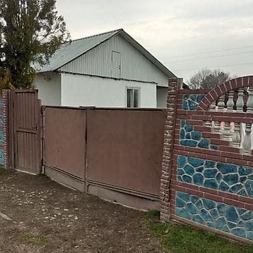 частный дом: Продаётся жилой дом с большим двором и хозяйственным двором. Основные — 10