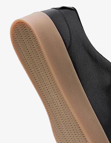 кожаные кросовки: Мужские кеды низкие, черные с контрастной светло-коричневой подошвой — 2