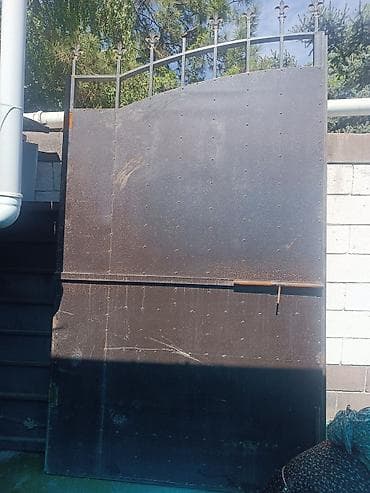 Металлические распашные ворота с декоративной верхней частью -