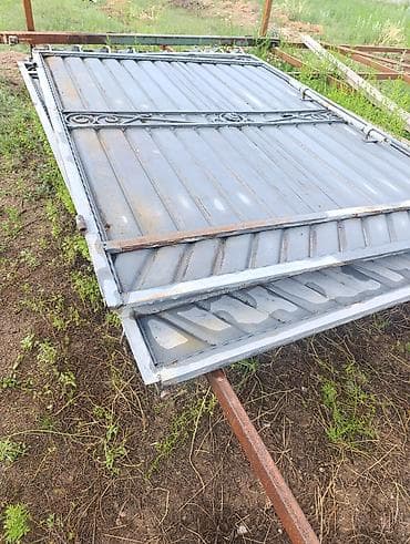 Металлические распашные ворота,б/у,рабочие. - Конструкция: две