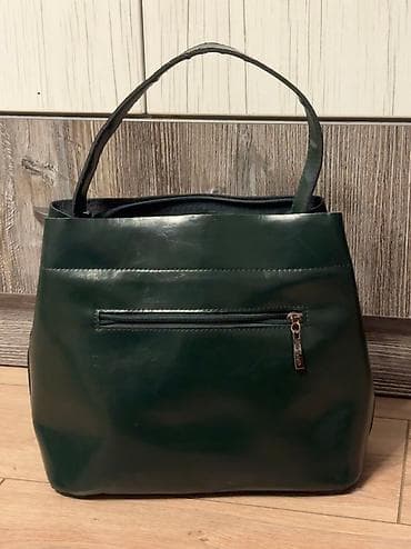 Женская сумка В хорошем состоянии, молнии работают Внутри три