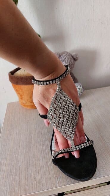 срочно в связи с переездом: Продаю босоножки на узкую ножку. На ноге очень красиво смотрятся — 1